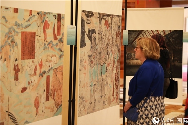 來賓在參觀敦煌高清攝影和壁畫高保真復制品。 人民網(wǎng)記者 李志偉攝