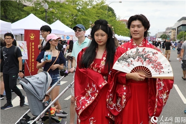 5、當(dāng)?shù)厝A僑華人身穿漢服參加文化節(jié)。 人民網(wǎng)記者 李志偉攝