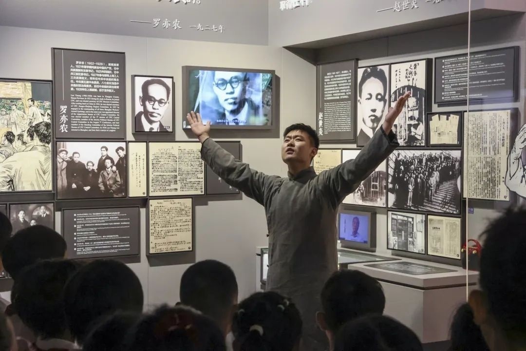 勞模身穿長(zhǎng)袍再現(xiàn)烈士事跡。徐匯區(qū)總工會(huì)供圖