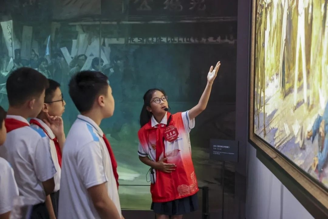 同學(xué)們觀賞不同革命場(chǎng)景及烈士形象的藝術(shù)作品。徐匯區(qū)總工會(huì)供圖