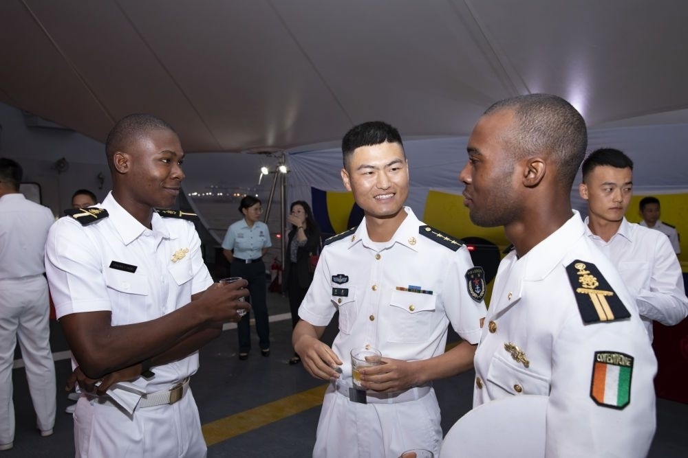 2023年6月25日，中國和科特迪瓦雙方官兵在南寧艦舉辦的甲板招待會上交流。中國海軍第43批護(hù)航編隊(duì)22日抵達(dá)科特迪瓦經(jīng)濟(jì)首都阿比讓，開始對科特迪瓦為期4天的友好訪問。