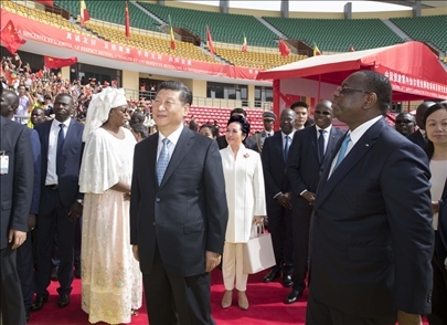 2018年7月22日，國(guó)家主席習(xí)近平在達(dá)喀爾同時(shí)任塞內(nèi)加爾總統(tǒng)薩勒共同出席塞內(nèi)加爾競(jìng)技摔跤場(chǎng)項(xiàng)目移交儀式。新華社記者 王曄 攝