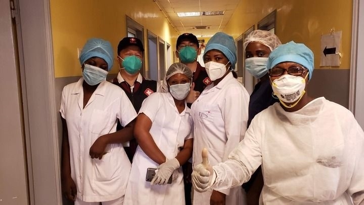 2020年5月26日，中國抗疫醫(yī)療專家組在剛果（布）首都布拉柴維爾指導新冠肺炎病房建設時，與當?shù)匾痪€醫(yī)務人員合影。新華社發(fā)