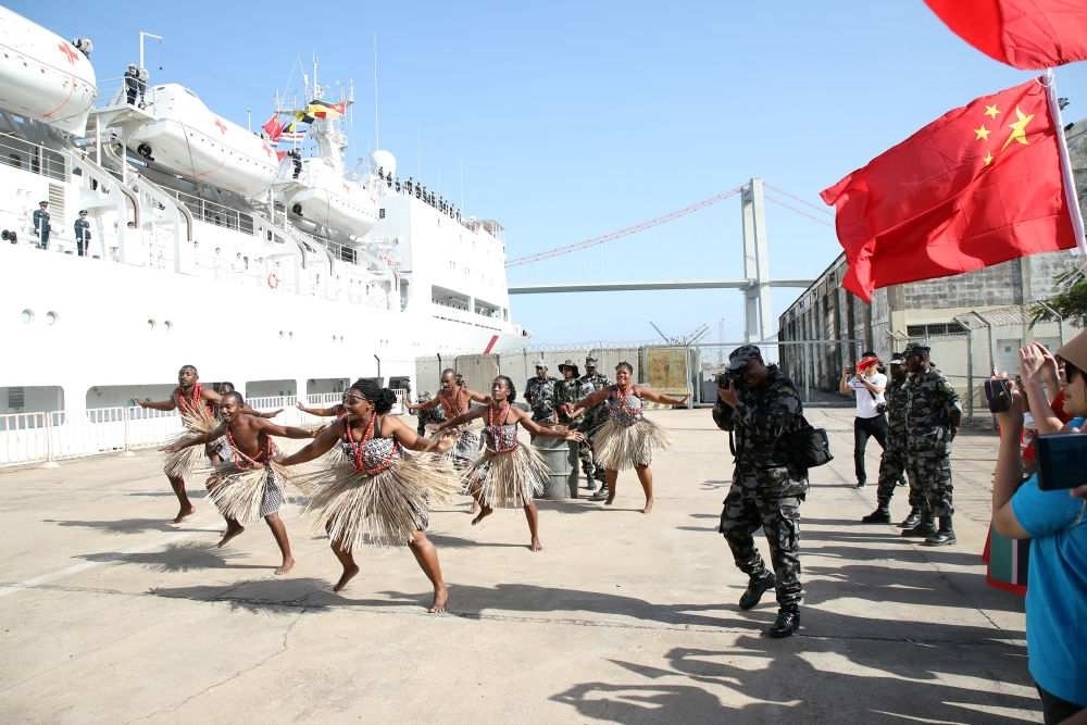 2024年8月16日，在莫桑比克馬普托港，當(dāng)?shù)匮輪T表演舞蹈，歡送中國海軍“和平方舟”號醫(yī)院船。