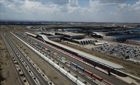 這是2023年9月20日在肯尼亞首都內(nèi)羅畢拍攝的蒙內(nèi)鐵路內(nèi)羅畢站（無(wú)人機(jī)照片）。新華社記者 韓旭 攝