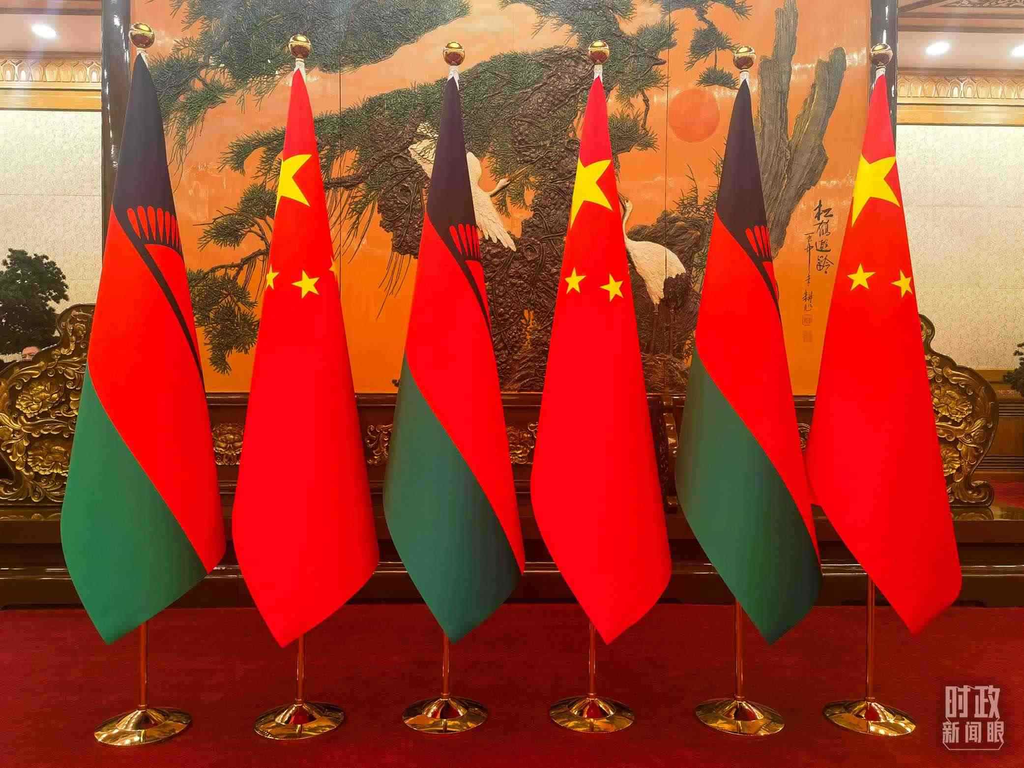 △中國(guó)和馬拉維國(guó)旗。（總臺(tái)央視記者陳曦拍攝）