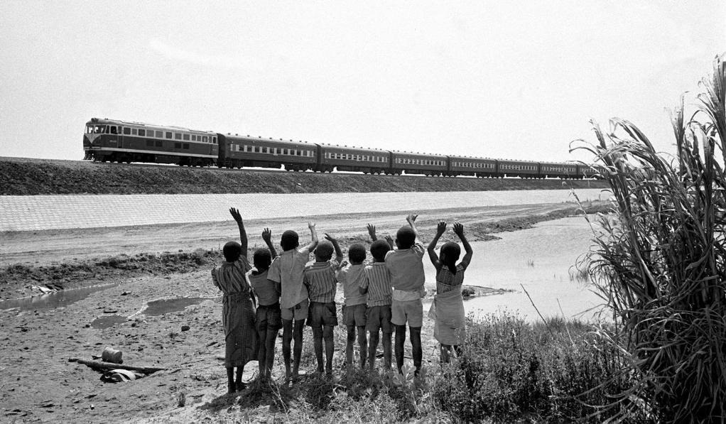 贊比亞魯西瓦西湖畔的少年兒童歡迎坦贊鐵路的列車通到他們的家鄉(xiāng)（1976年攝）。