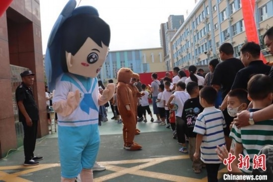 圖為衡水市新苑小學(xué)，老師穿上玩偶服裝歡迎新生入學(xué)。王天祥 攝