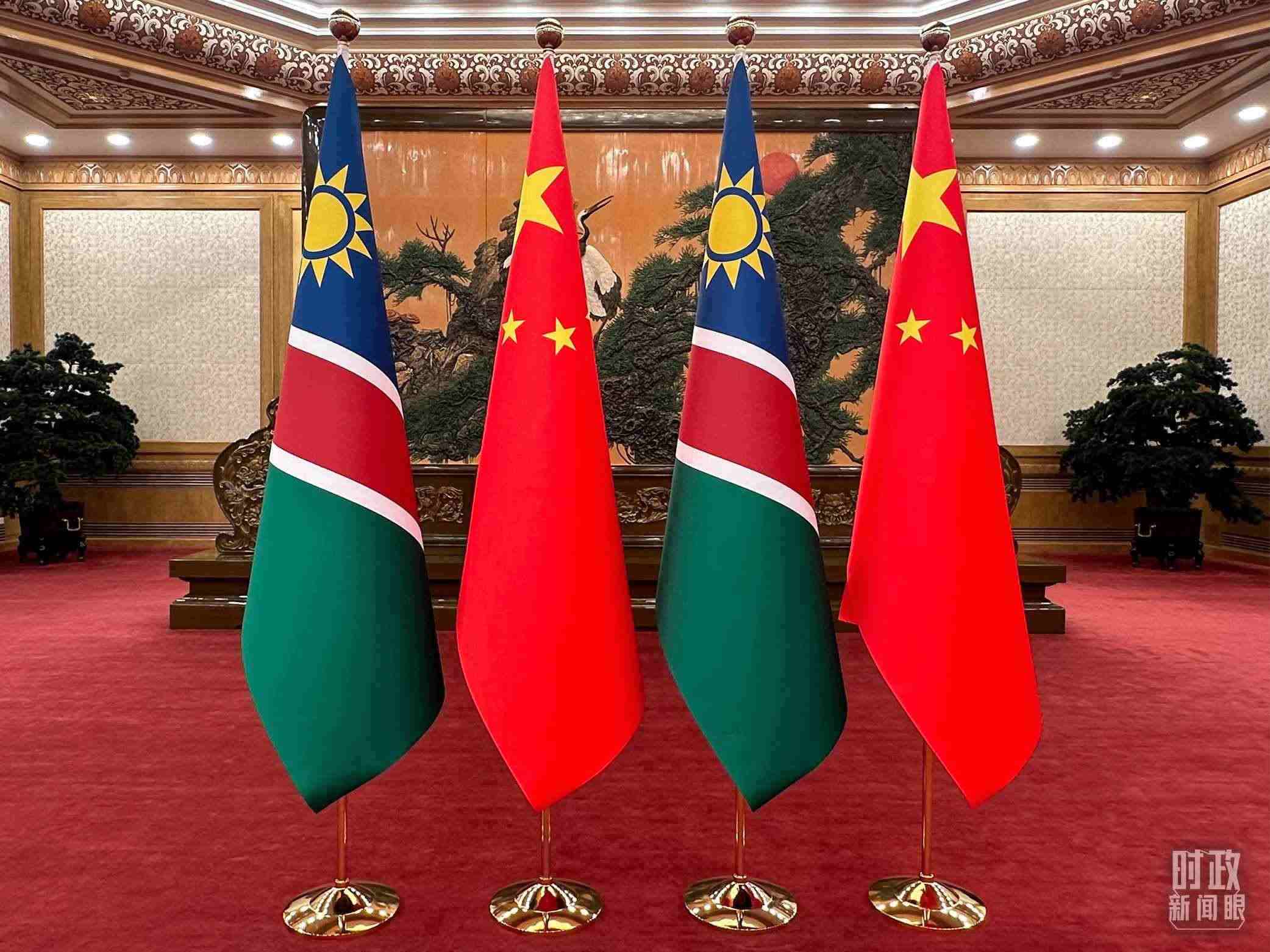  △雙邊會(huì)見現(xiàn)場(chǎng)的中國(guó)和納米比亞國(guó)旗。（總臺(tái)央視記者范一鳴拍攝）