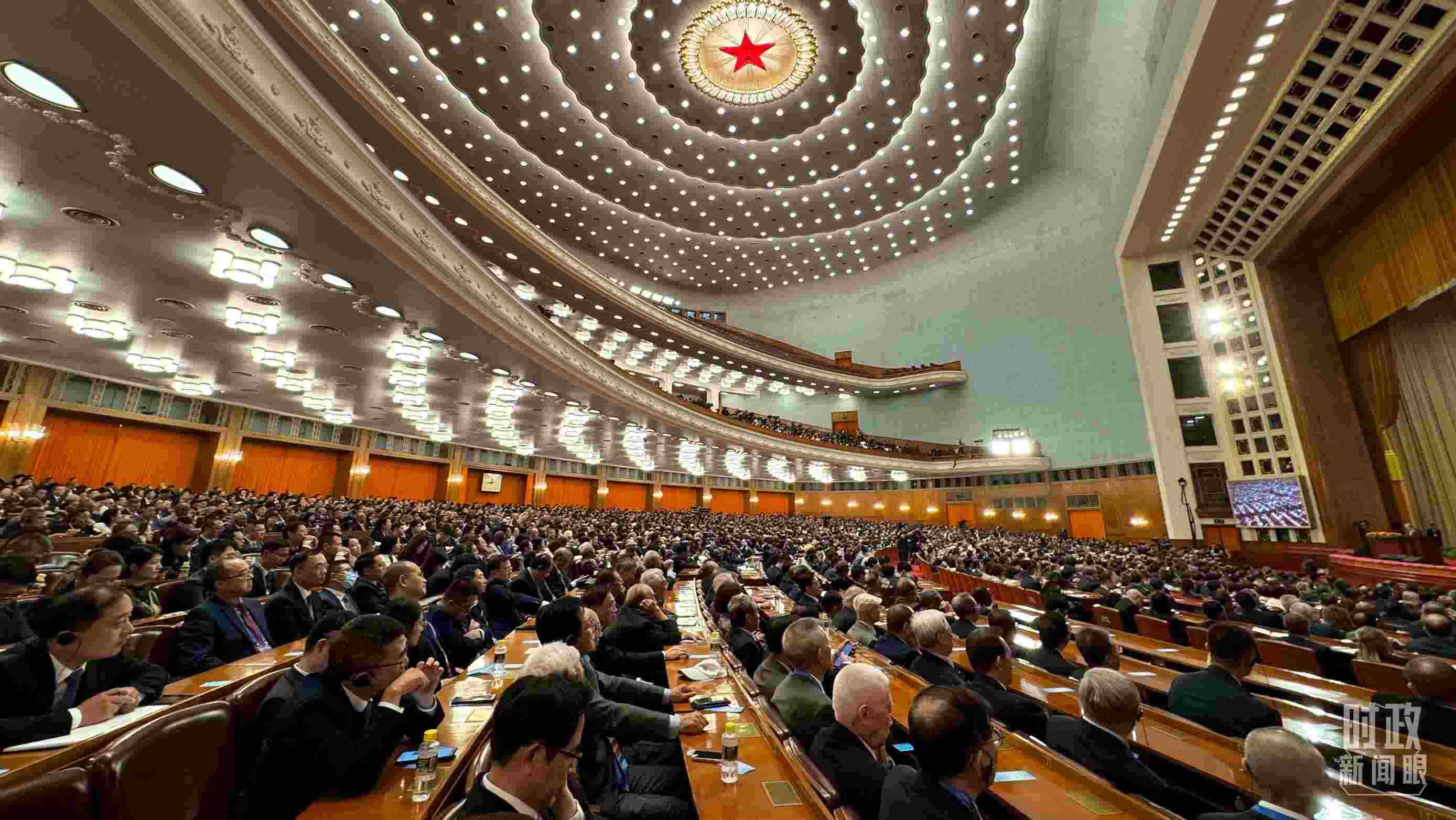  △中非合作論壇非方成員國(guó)國(guó)家元首、政府首腦、代表團(tuán)團(tuán)長(zhǎng)及國(guó)際和地區(qū)組織負(fù)責(zé)人等中外各界人士3200余人出席開幕式。（總臺(tái)央視記者蔣碩拍攝）