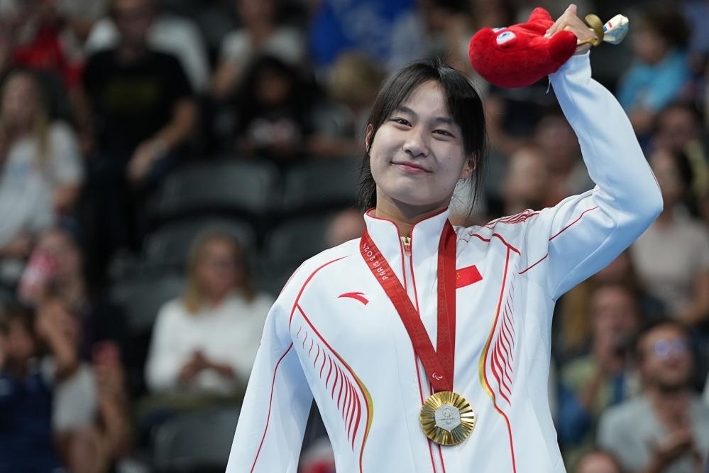 9月4日，蔣裕燕在巴黎殘奧會(huì)游泳女子100米自由泳S7級(jí)頒獎(jiǎng)儀式上。新華社記者 熊琦 攝