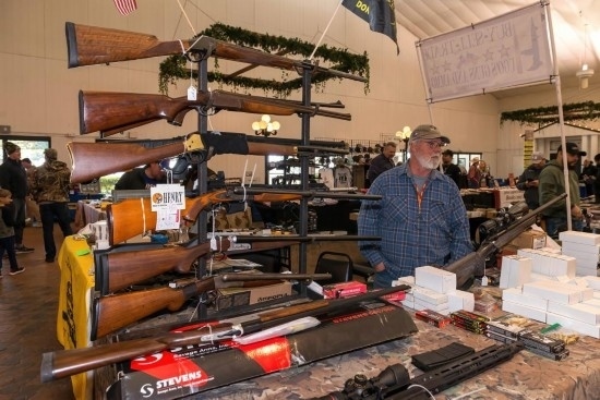 這是2022年1月22日在美國達(dá)拉斯槍展上拍攝的槍支。新華社發(fā)（李琳攝）