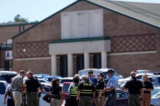 9月4日，在美國佐治亞州巴羅縣溫德市，警察聚集在發(fā)生槍擊事件的阿巴拉契高中外。新華社/美聯(lián)