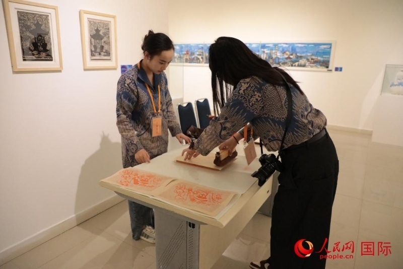 展覽現(xiàn)場的拓印技藝體驗工坊。人民網記者曹師韻攝