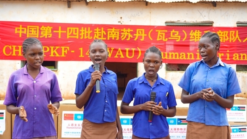 動(dòng)聽的歌聲歡迎中國官兵。王軍杰攝