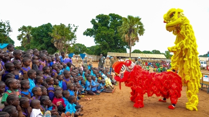 舞獅活動(dòng)引發(fā)現(xiàn)場熱烈掌聲。謝坤攝