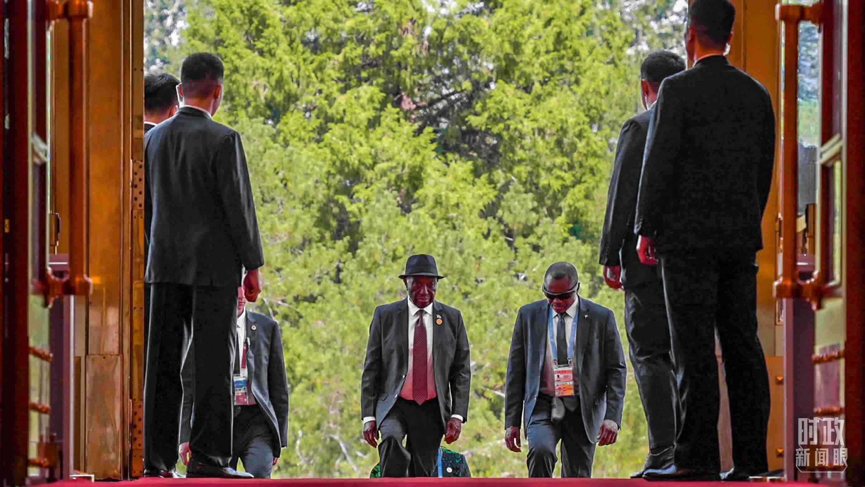 利比里亞總統(tǒng)博阿凱步入人民大會堂。（總臺央視記者蔣碩拍攝）