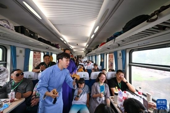 9月7日，相聲演員在S910列車上為旅客表演快板。