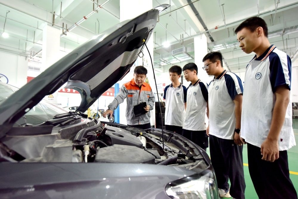 2024年6月7日，河北省邢臺市威縣職業(yè)技術(shù)教育中心教師在指導(dǎo)學(xué)生學(xué)習(xí)汽車維修技術(shù)。新華社記者 王曉 攝