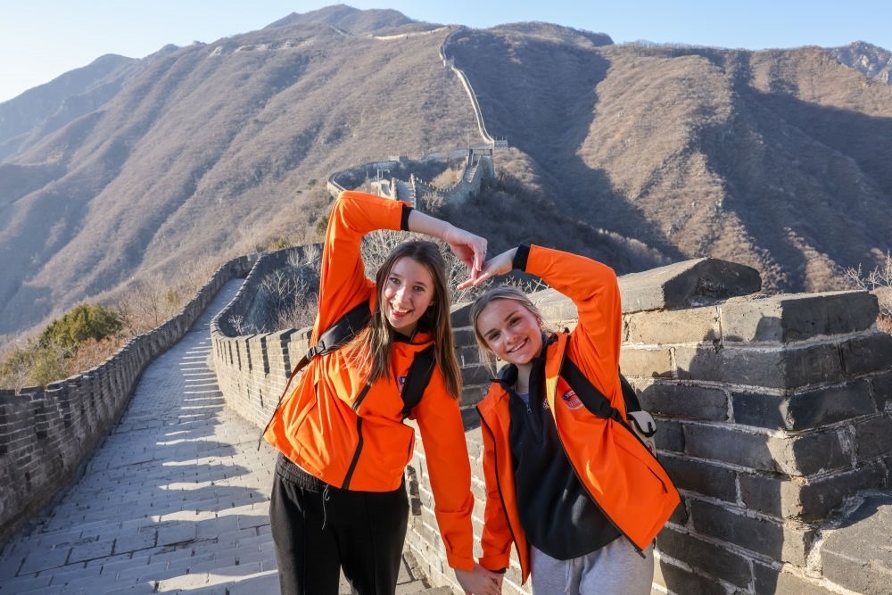 2024年3月20日，美國華盛頓州中學(xué)生代表團的成員在北京慕田峪長城留影。新華社記者 殷剛 攝