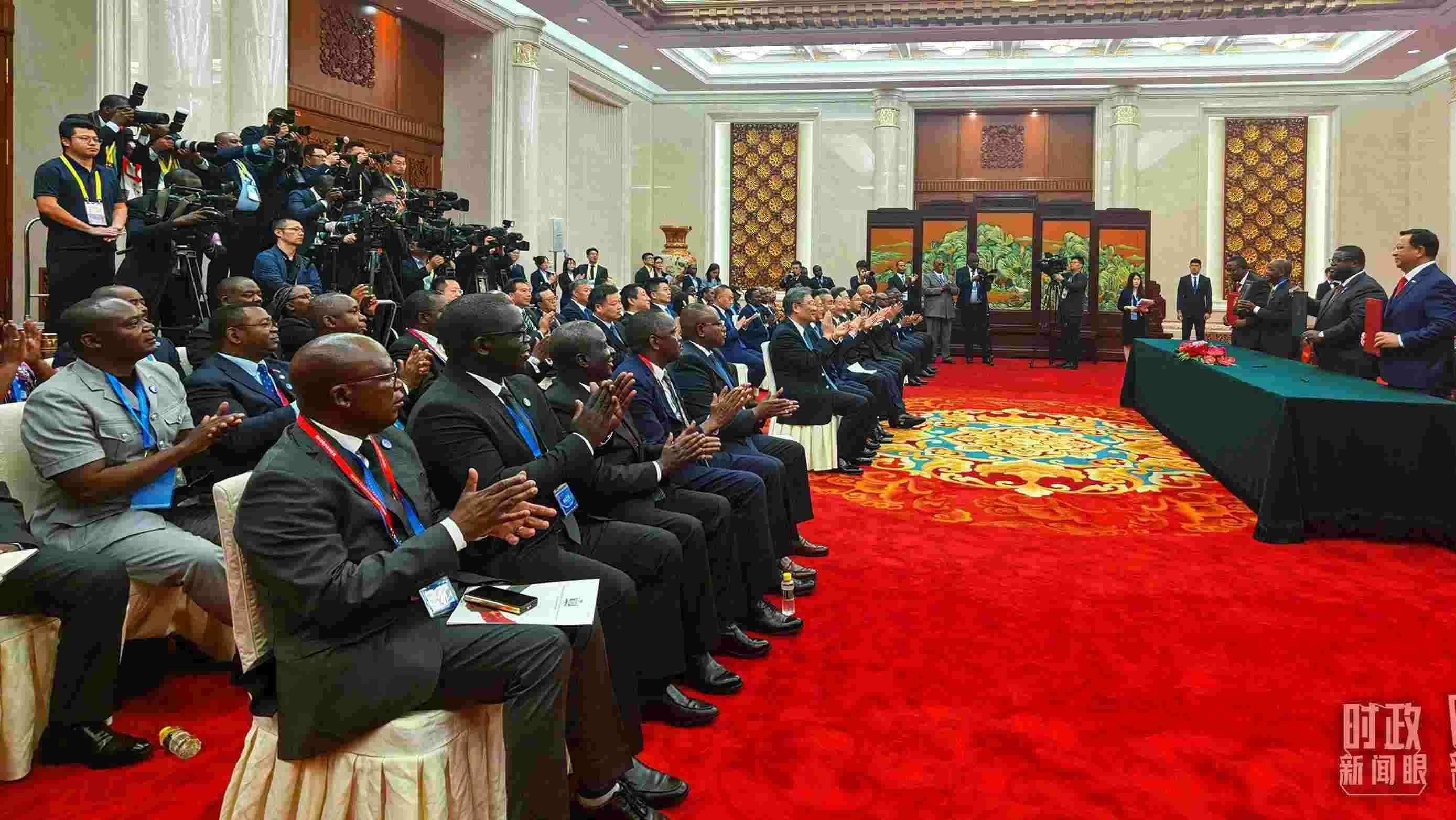 《坦贊鐵路激活項目諒解備忘錄》簽署現(xiàn)場。（總臺央視記者曹亞星拍攝）