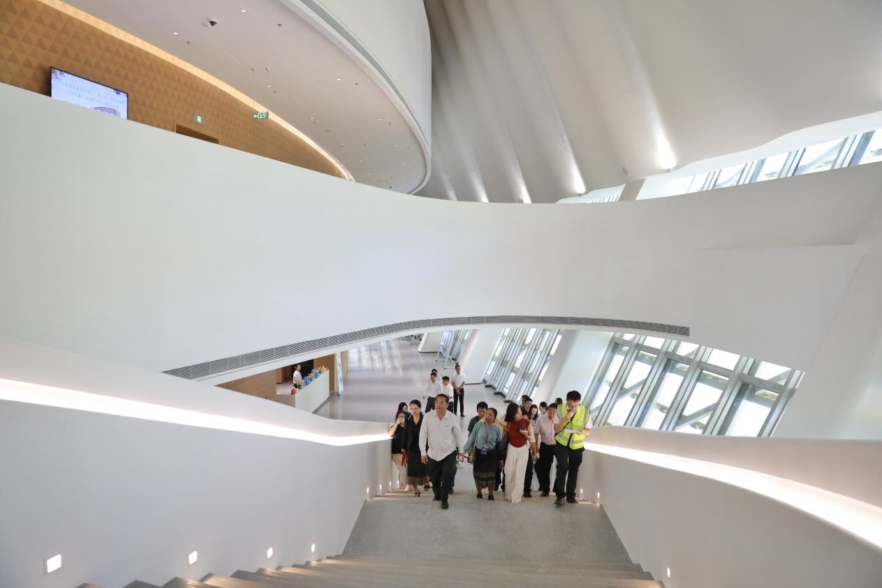 亞洲媒體考察團(tuán)正在上樓?！吨袊?guó)經(jīng)濟(jì)周刊》記者 肖翊攝