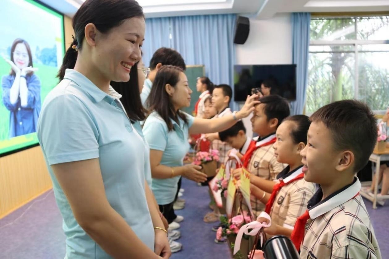 2023年教師節(jié)前，廣西南寧一所學(xué)校，學(xué)生向老師獻(xiàn)上鮮花、賀卡。