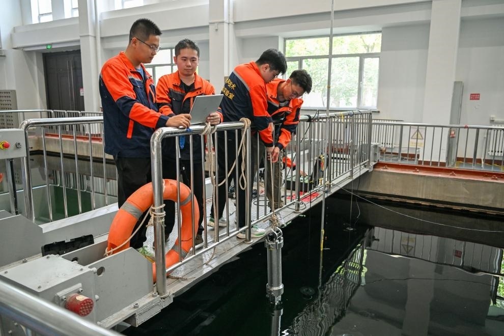 哈爾濱工程大學(xué)水聲工程學(xué)院學(xué)生在進行技術(shù)實驗。新華社記者王松 攝