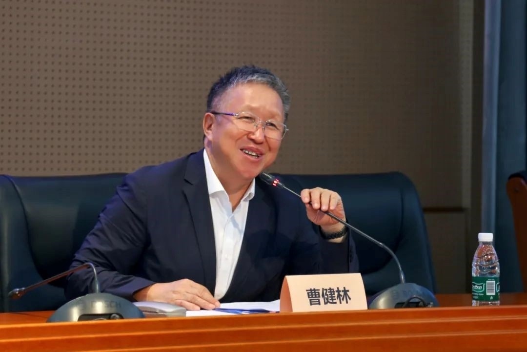 科技部原副部長、十三屆全國政協(xié)教科衛(wèi)體委員會(huì)副主任、現(xiàn)任季華實(shí)驗(yàn)室理事長、主任曹健林致辭。主辦方供圖