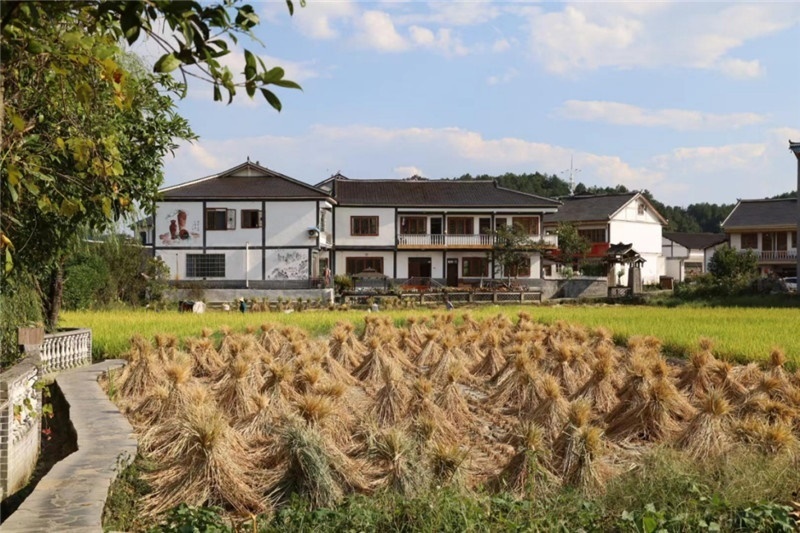 傳統(tǒng)的黔北村莊風(fēng)貌同現(xiàn)代民居元素相融合，人文風(fēng)光與生態(tài)自然風(fēng)景相結(jié)合，人與自然和諧共生。（俄羅斯《中國(guó)與俄羅斯》雜志社社長(zhǎng)奧列格·別列日內(nèi)赫攝）