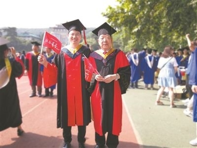 圖為李德仁（右）和學(xué)生肖雄武的合影。 肖雄武供圖