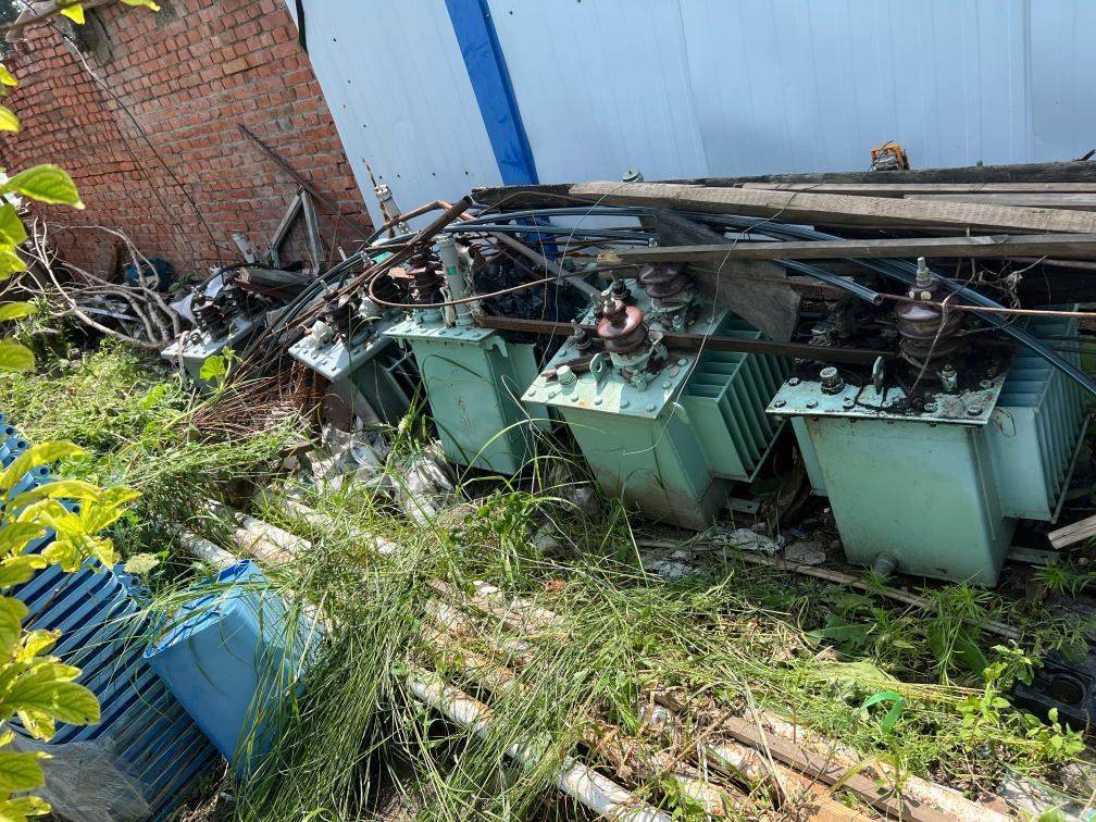 存放在農(nóng)戶家中的變壓器。新華社記者董寶森攝