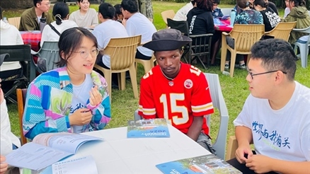 支隊(duì)成員在青年論壇上與世界各地的志愿者交流。 林源攝