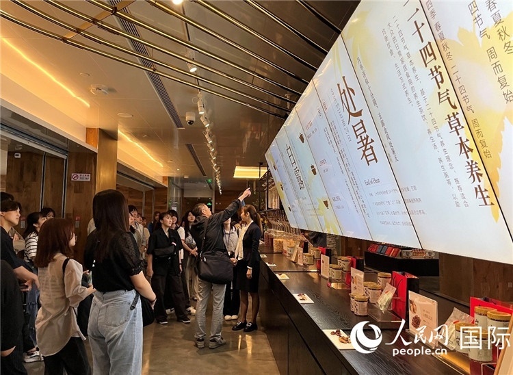 2. 日中友好協(xié)會青年代表團一行學習24節(jié)氣養(yǎng)生知識。（人民網(wǎng)記者陳思 攝）