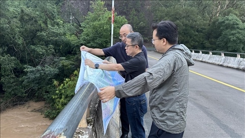 珠江委工作組在三河鎮(zhèn)三河大橋進(jìn)行防洪工程調(diào)度工作。 水利部供圖