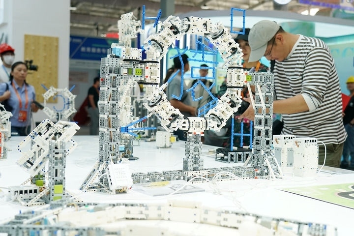 2024年9月11日，記者在服貿(mào)會首鋼園區(qū)教育服務(wù)館采訪。新華社記者 張晨霖 攝