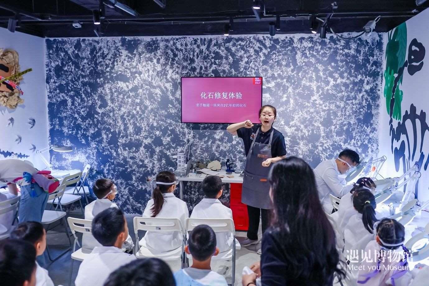 3. 小朋友們在“2億年的地球記憶——恐龍化石特展”體驗當“小小科學家”。遇見博物館供圖