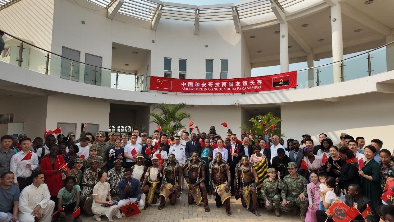 文化聯(lián)誼活動合影。內(nèi)圖大學孔子學院供圖