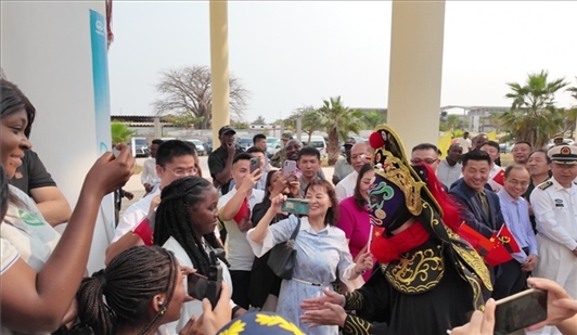 川劇變臉《蜀風妙韻》。內(nèi)圖大學孔子學院供圖