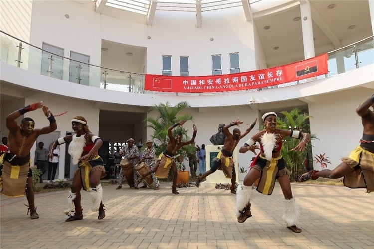 安哥拉民族舞。內(nèi)圖大學孔子學院供圖