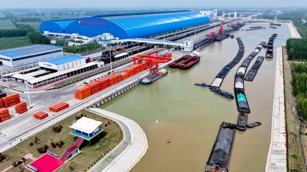 2024年4月24日，船舶行駛在山東濟寧港航梁山港航道上（無人機照片）。近年來，山東省加快構(gòu)建沿黃陸海大通道，有效促進黃河流域各省區(qū)物流降本增效，實現(xiàn)更高水平對外開放。