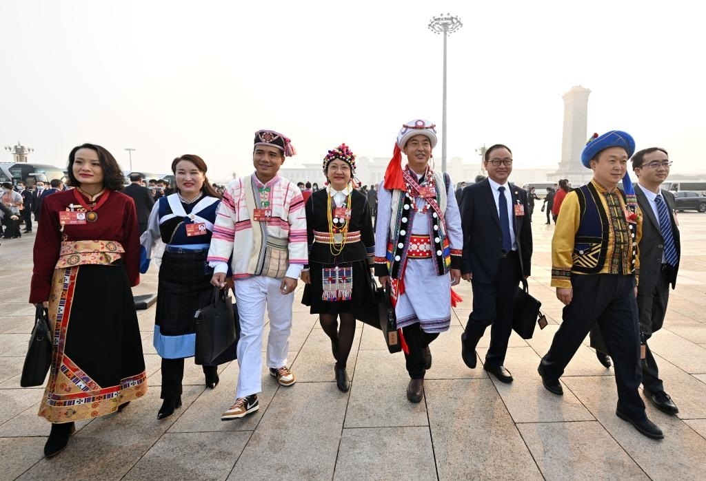 2023年3月5日，第十四屆全國(guó)人民代表大會(huì)第一次會(huì)議在北京人民大會(huì)堂開(kāi)幕。這是全國(guó)人大代表走向會(huì)場(chǎng)。新華社記者 陳益宸 攝