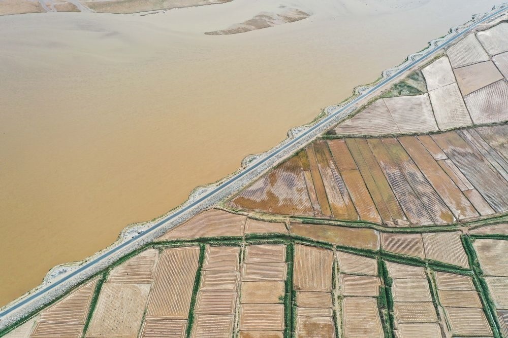 2024年5月26日在內(nèi)蒙古巴彥淖爾市臨河區(qū)拍攝的黃河（無人機照片）。巴彥淖爾市位于黃河“幾字彎”北端，擁有富饒的河套灌區(qū)，引黃灌溉面積達1000多萬畝。近年來，在引黃灌溉工程支撐下，河套灌區(qū)年均糧食總產(chǎn)量達60億斤以上。