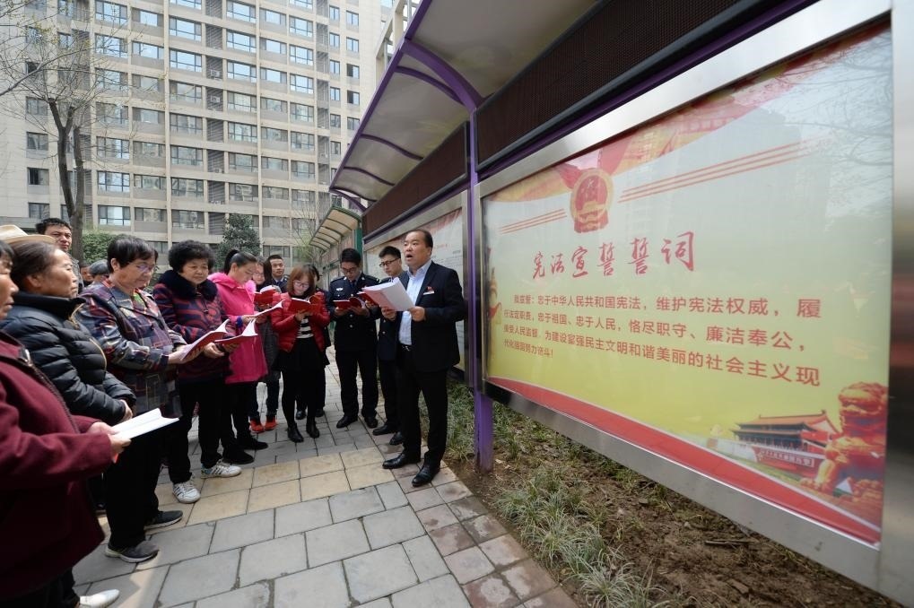 2018年3月20日，陜西寶倫律師事務(wù)所專職律師白銀濤（右一）在西安華遠(yuǎn)君城社區(qū)宣傳憲法知識(shí)。新華社記者 李一博 攝