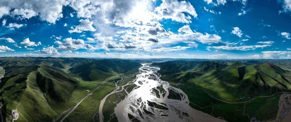 2024年7月31日在青海省果洛藏族自治州達日縣境內(nèi)拍攝的黃河（無人機全景照片）。