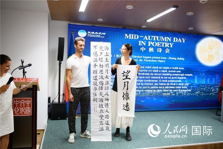 現(xiàn)場的羅馬尼亞書法愛好者書寫并展示作品。傅永山攝