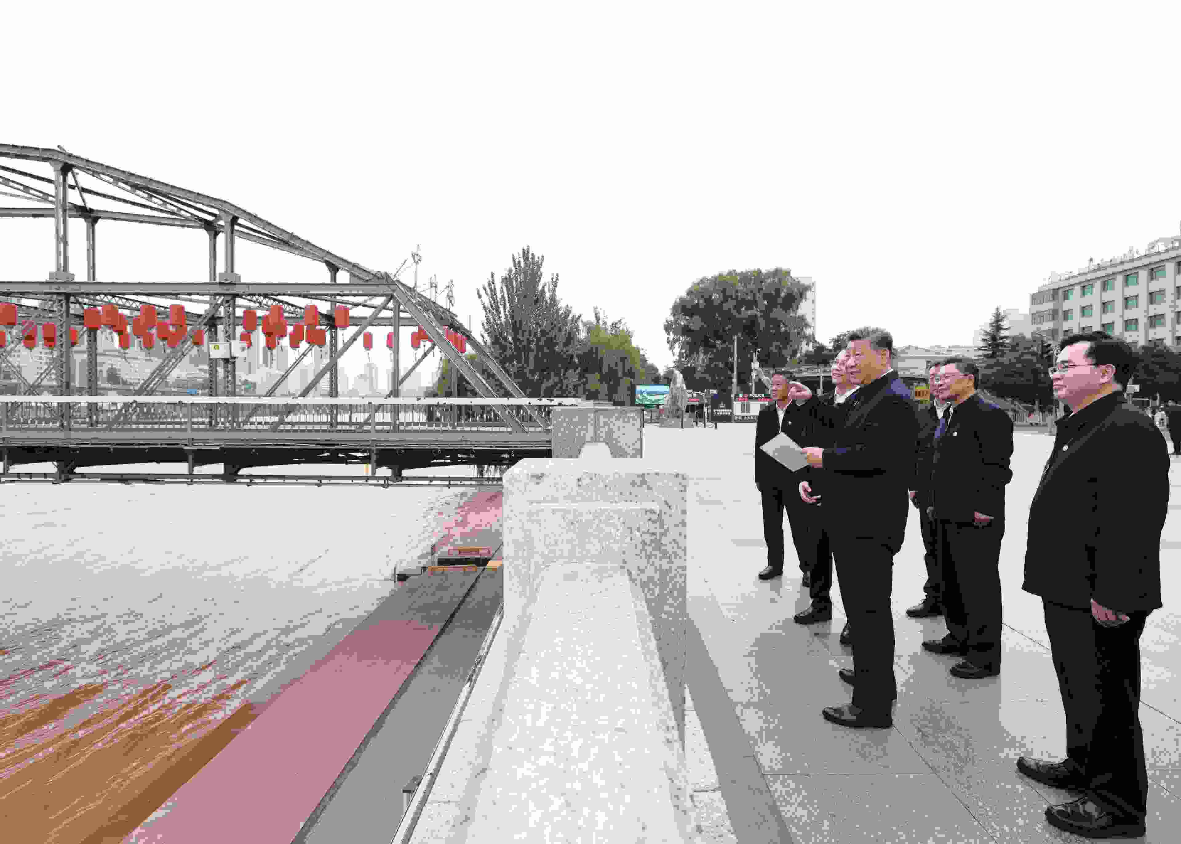 △ 2024年9月11日，習(xí)近平總書記來到甘肅省蘭州市黃河蘭州中山橋段，了解當(dāng)?shù)赝苿狱S河流域生態(tài)保護(hù)情況。