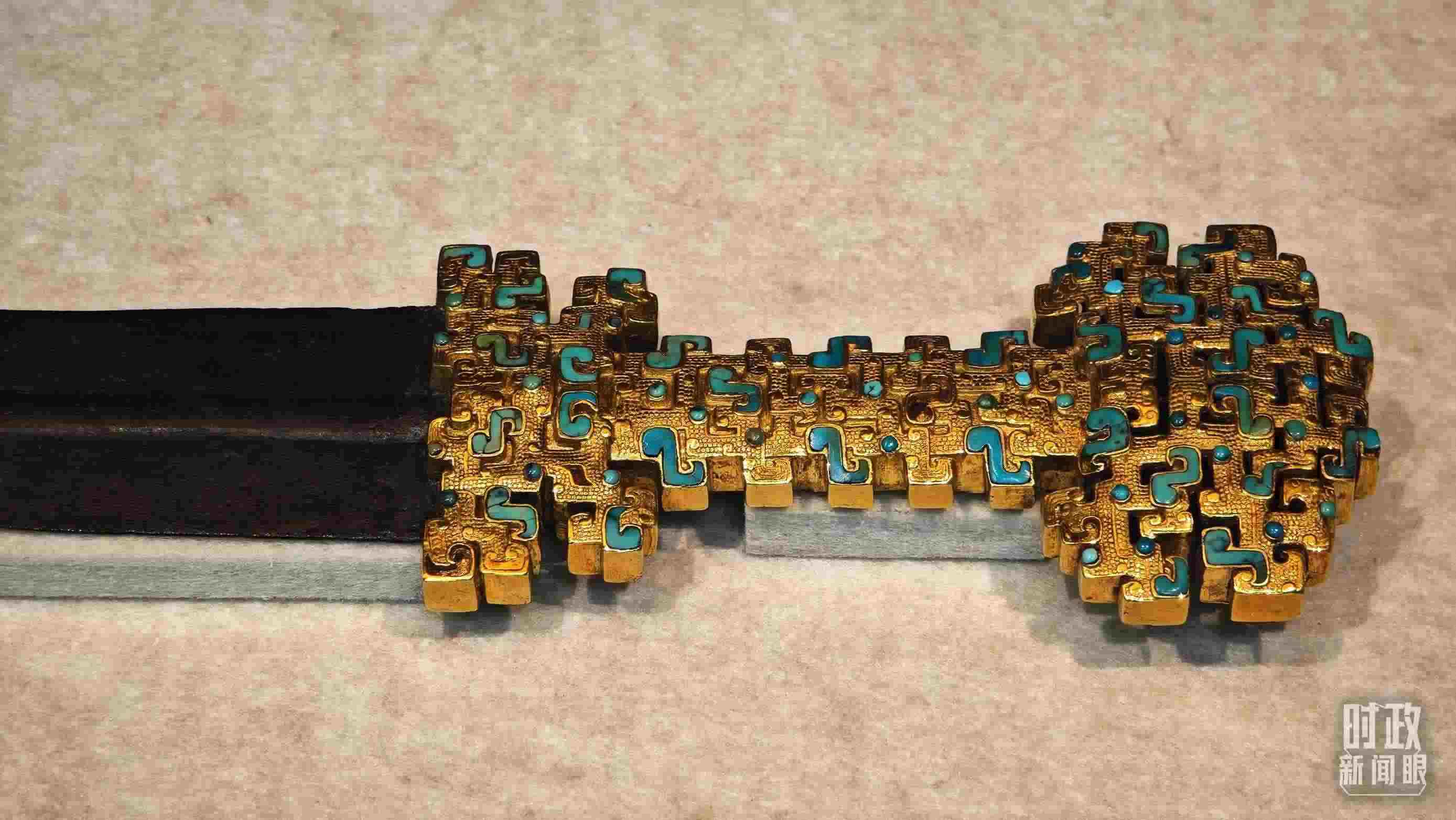 △這是1992年寶雞市益門二號墓出土的金柄鐵劍，劍柄嵌有綠松石。（總臺央視記者彭漢明拍攝）