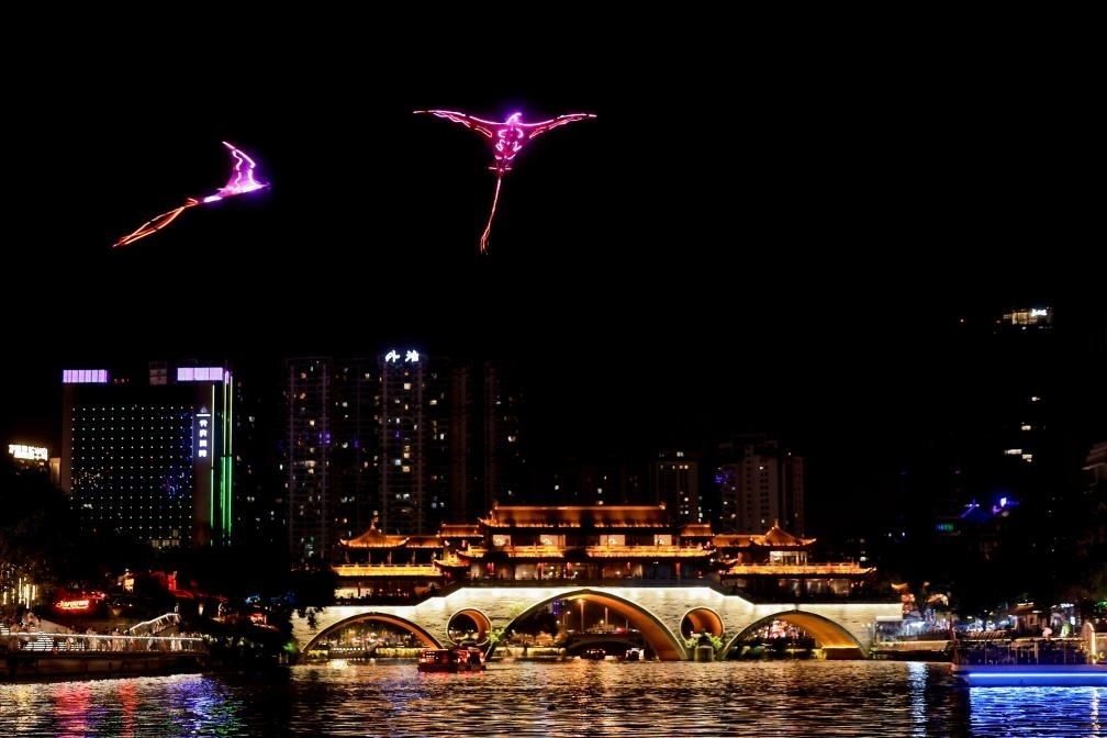 成都“夜游錦江”低空飛行裝置與游船伴飛。（唐斌治 攝）