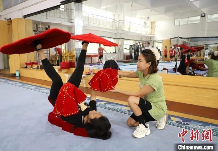 9月13日，來自老撾的紅姆(右)指導學員雜技動作。 馬天龍 攝